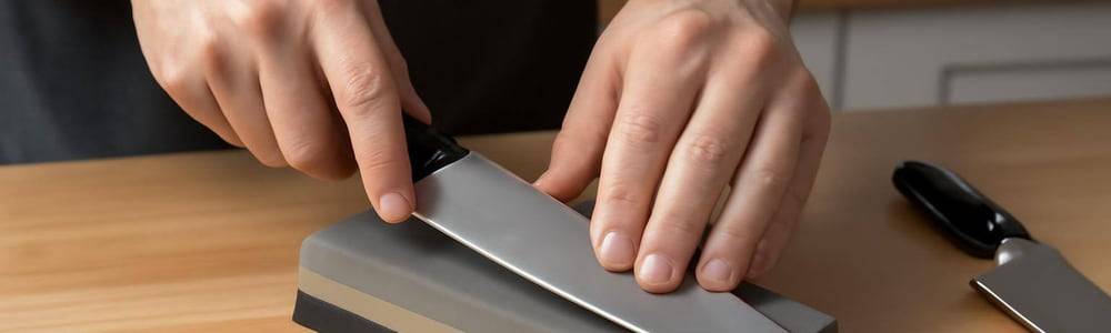 אינפוגרפיקה המציגה טעויות נפוצות בהשחזה וטיפים להימנעות מהן יחד עם יתרונות סכין בטוחה